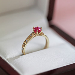 Pierścionek złoty z rubinem...