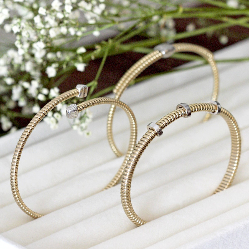 Bransoletka złota sztywna okrągłą z diamentowaną wstawką